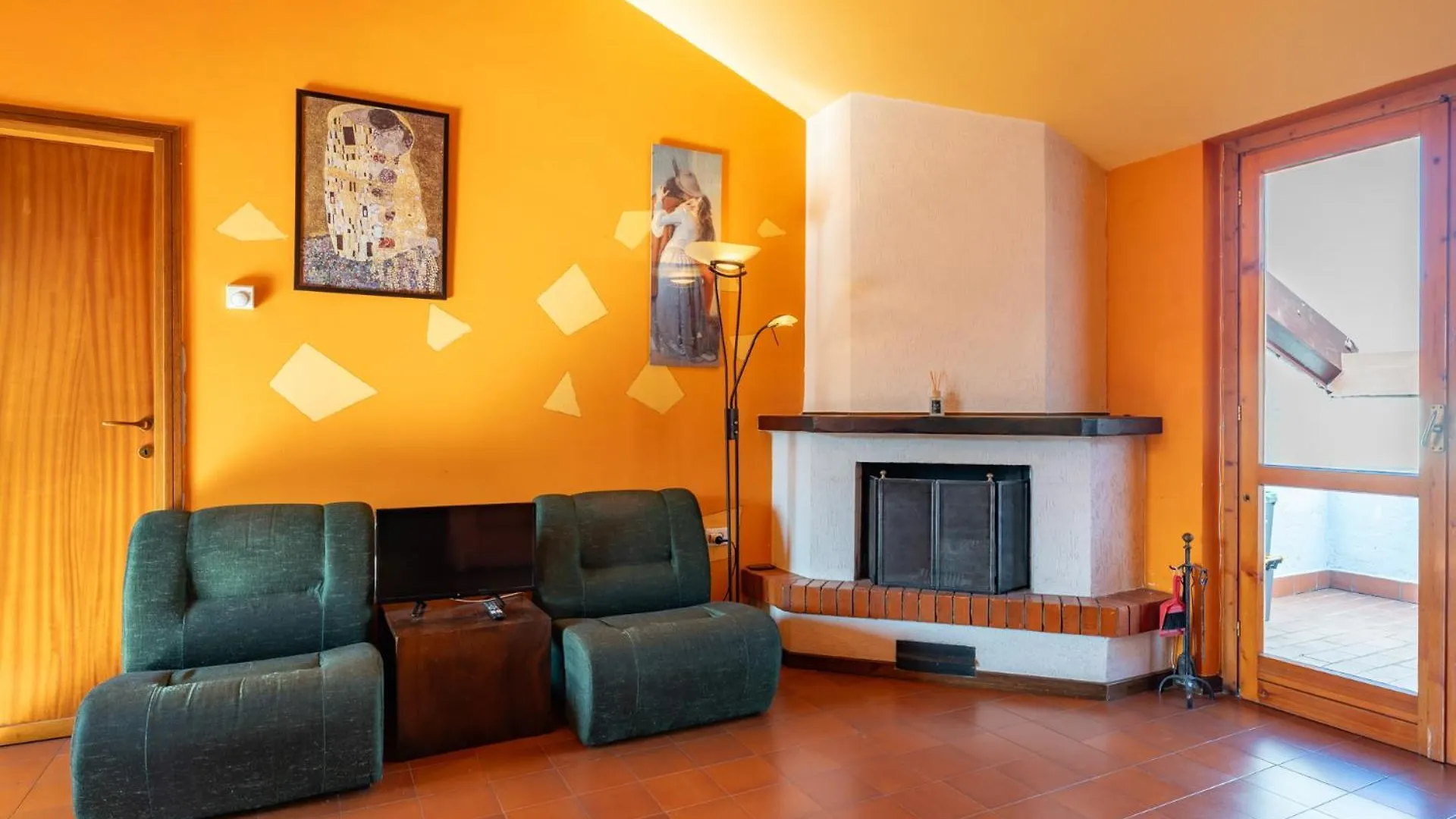 Spacious Mountain View Attic Apartment Barzio