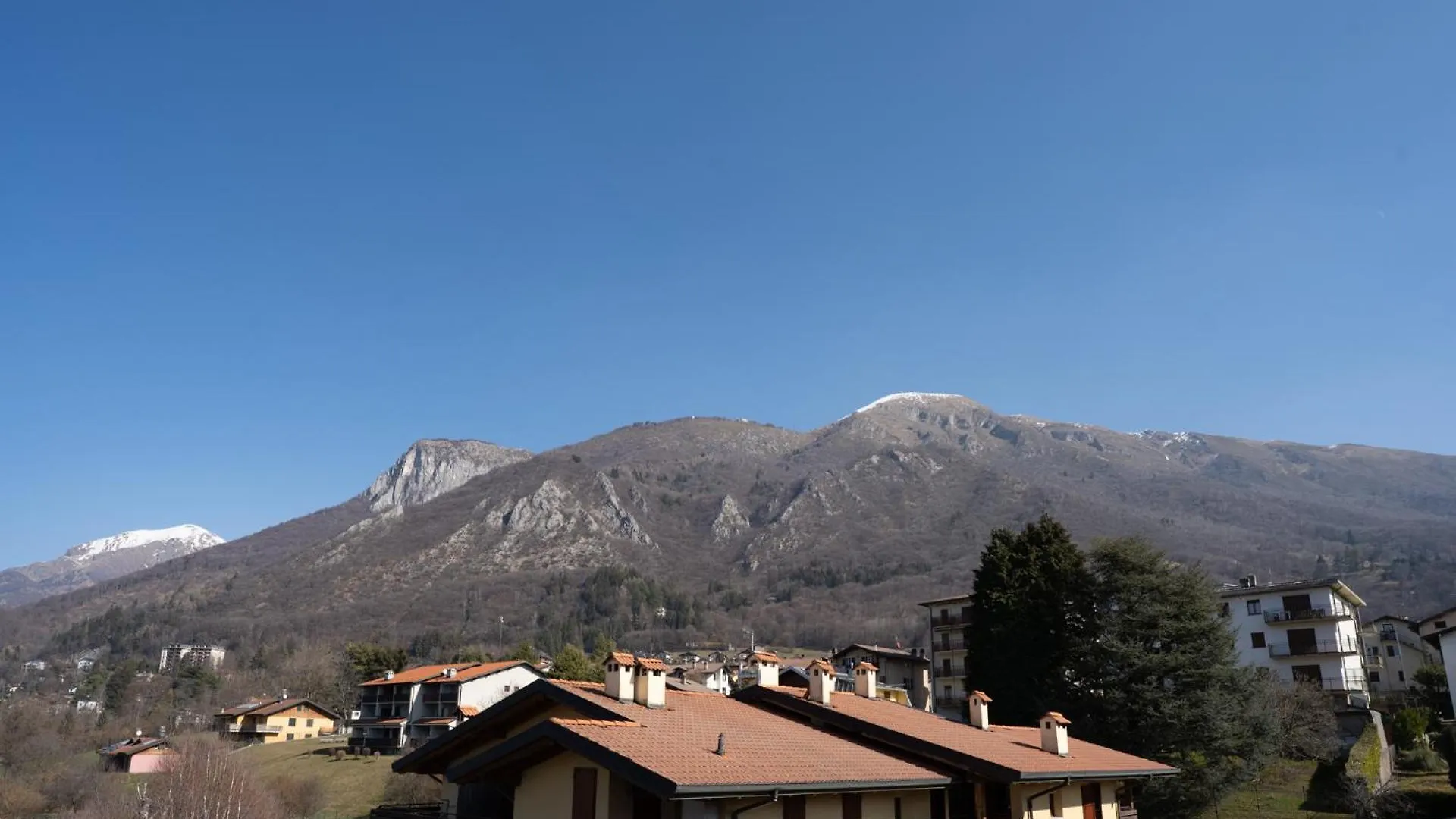 Spacious Mountain View Attic Apartment Barzio Italien