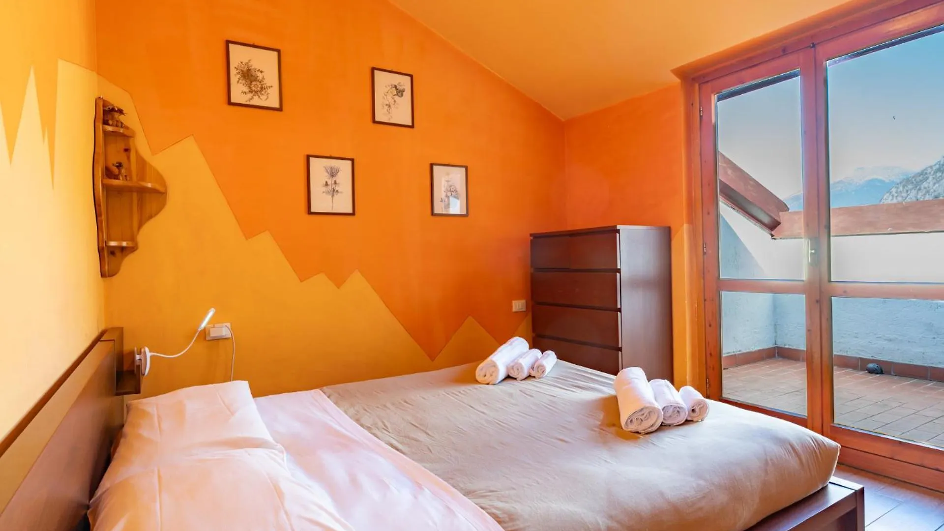 Spacious Mountain View Attic Apartment Barzio Italien