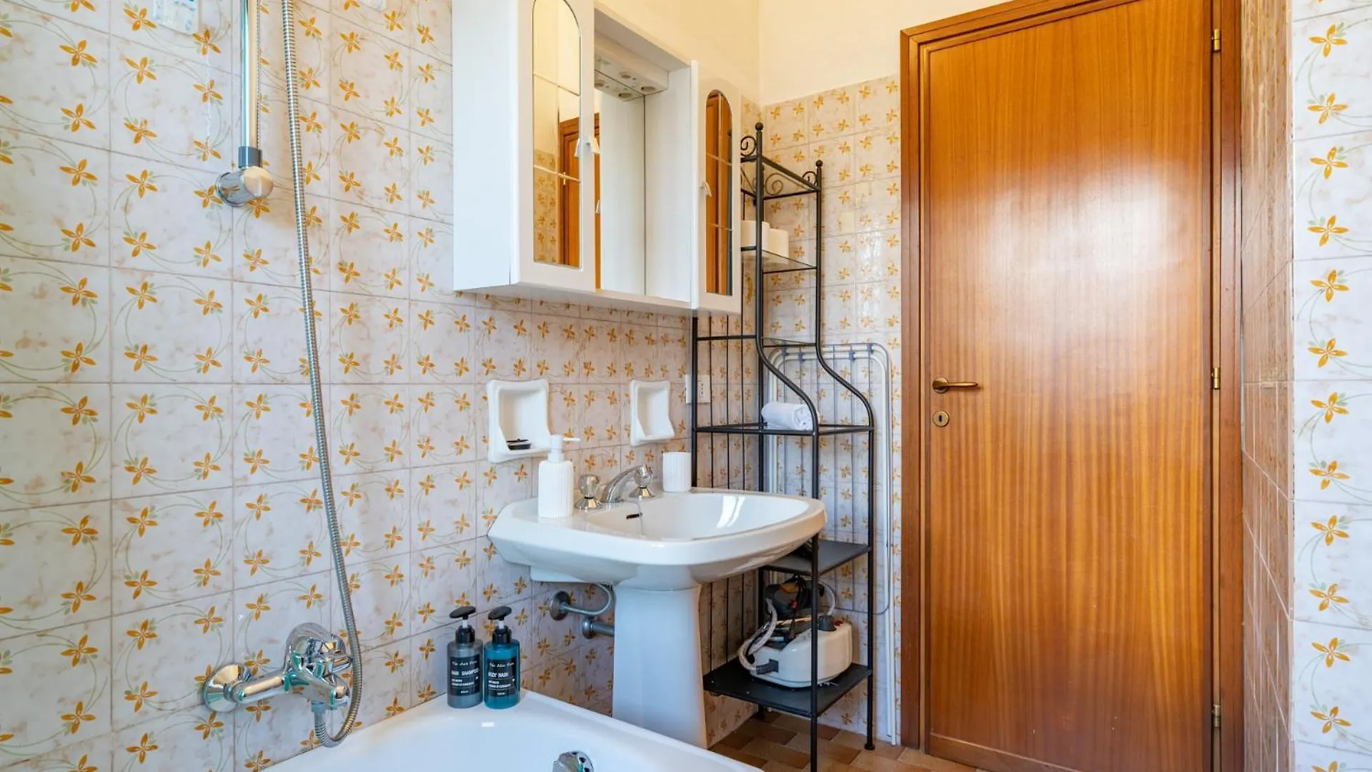 Spacious Mountain View Attic Apartment Barzio 0*,  Italien